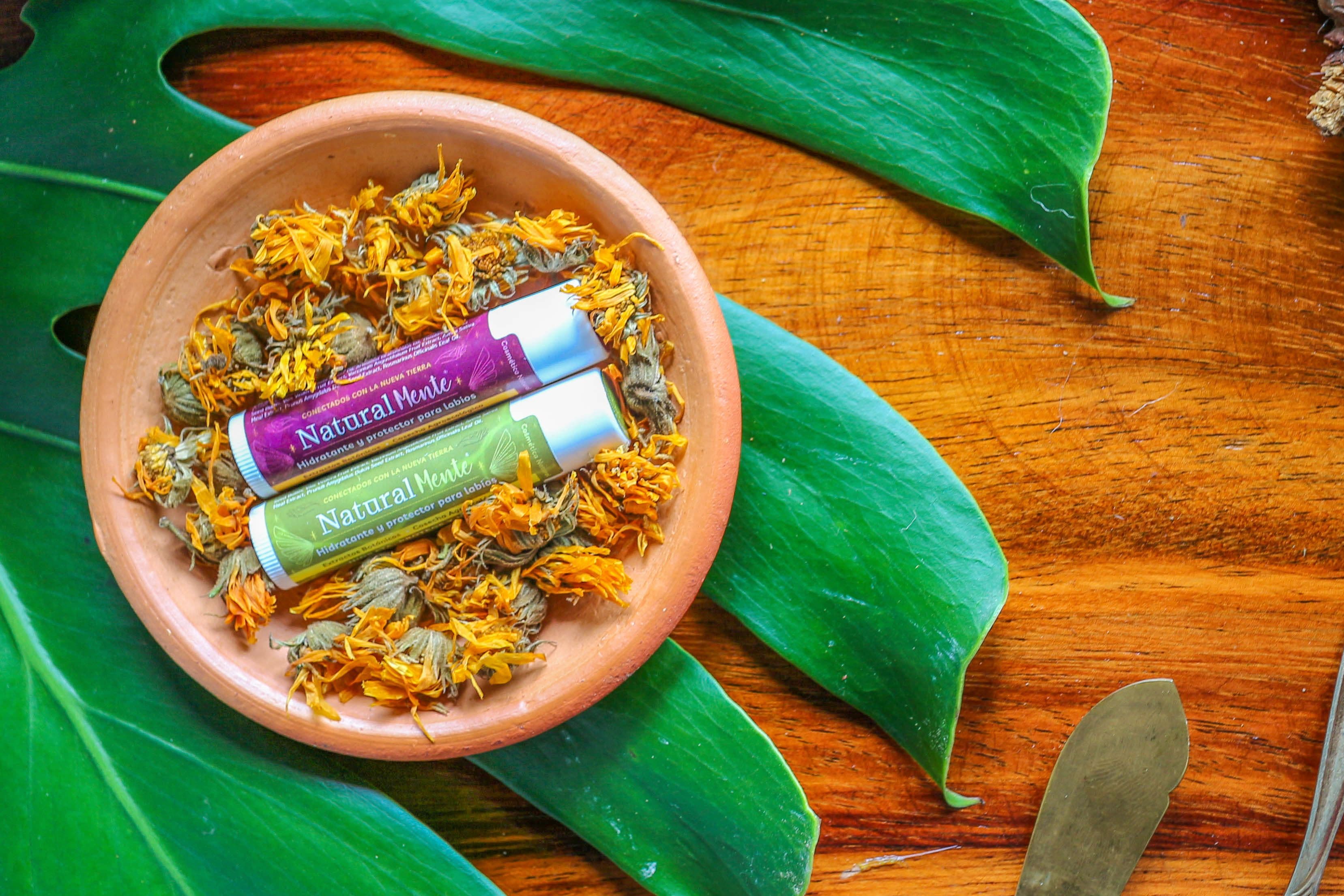 Humecta tus labios y protégelos del sol y del viento. Elaborado con caléndula, manzanilla y extractos botánicos 100% naturales.